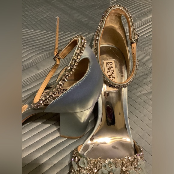 Badgley Mischka Finesse Satin Pumps with Crystals Size 7 - Picture 9 of 11
